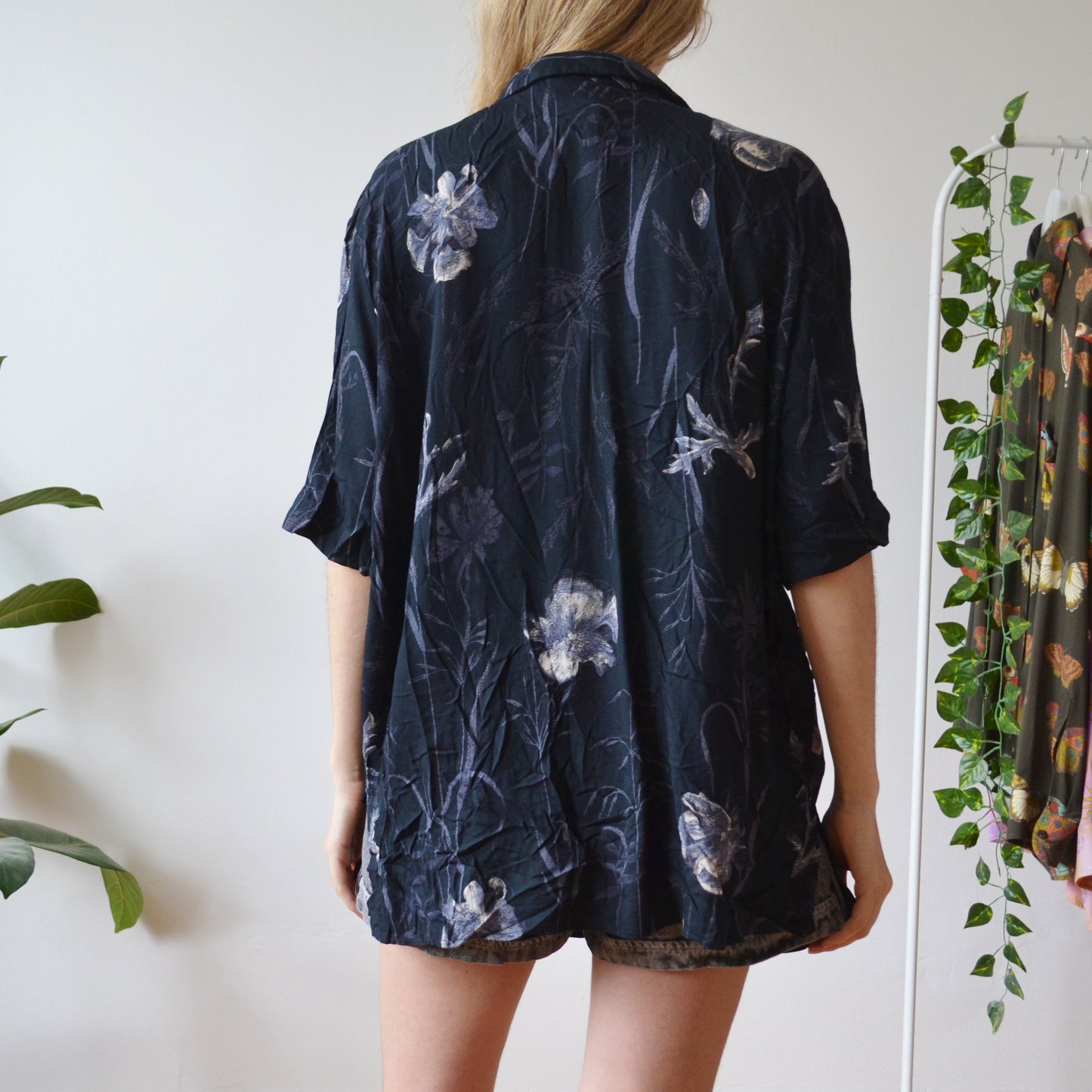 Black floral shirt L