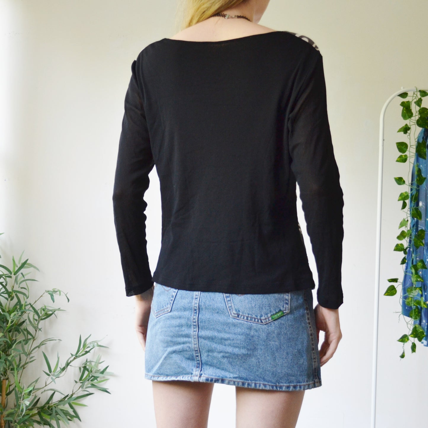 Abstract top L