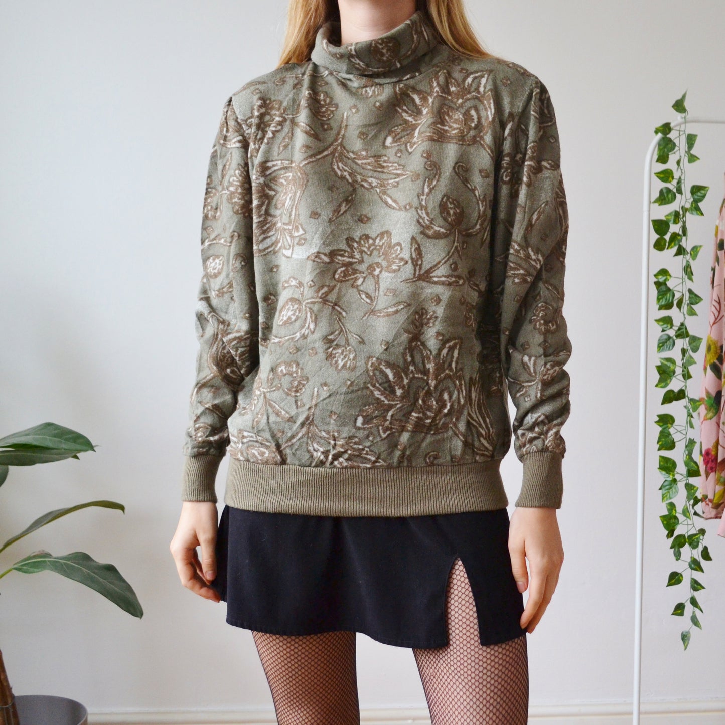 Floral roll neck L
