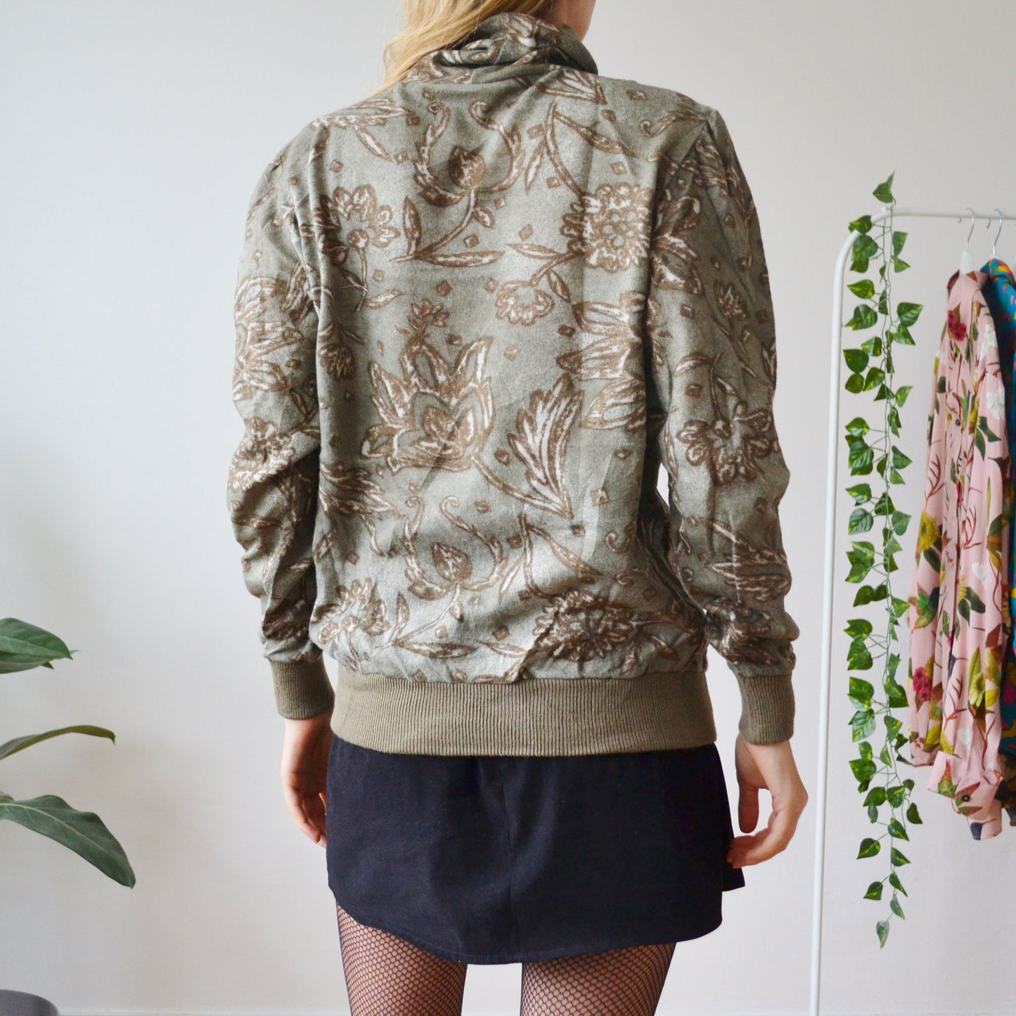 Floral roll neck L