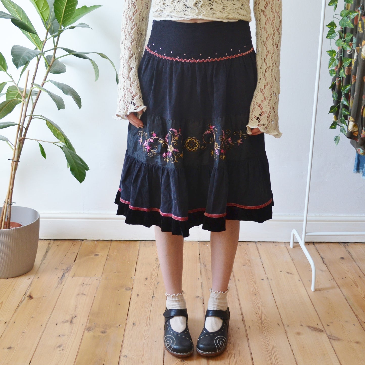 Vintage Embroidered Midi Skirt S