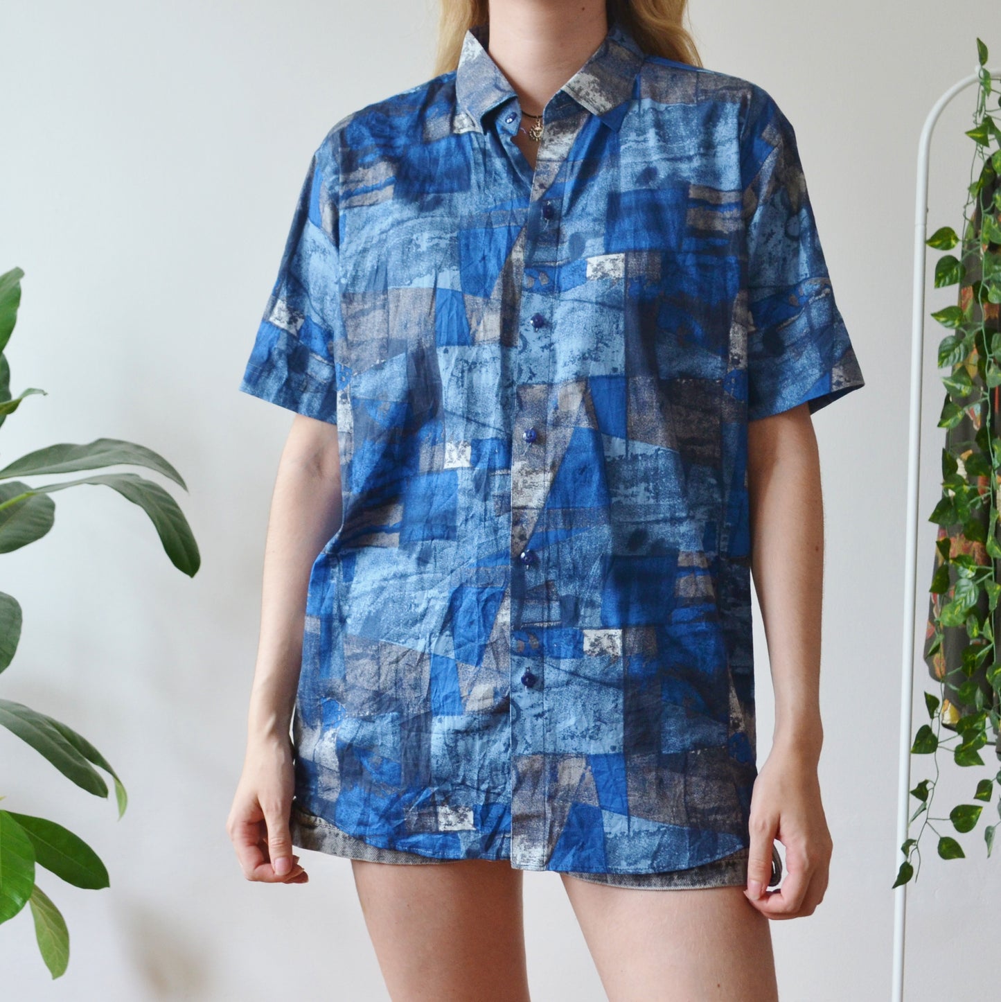 Blue abstract shirt L