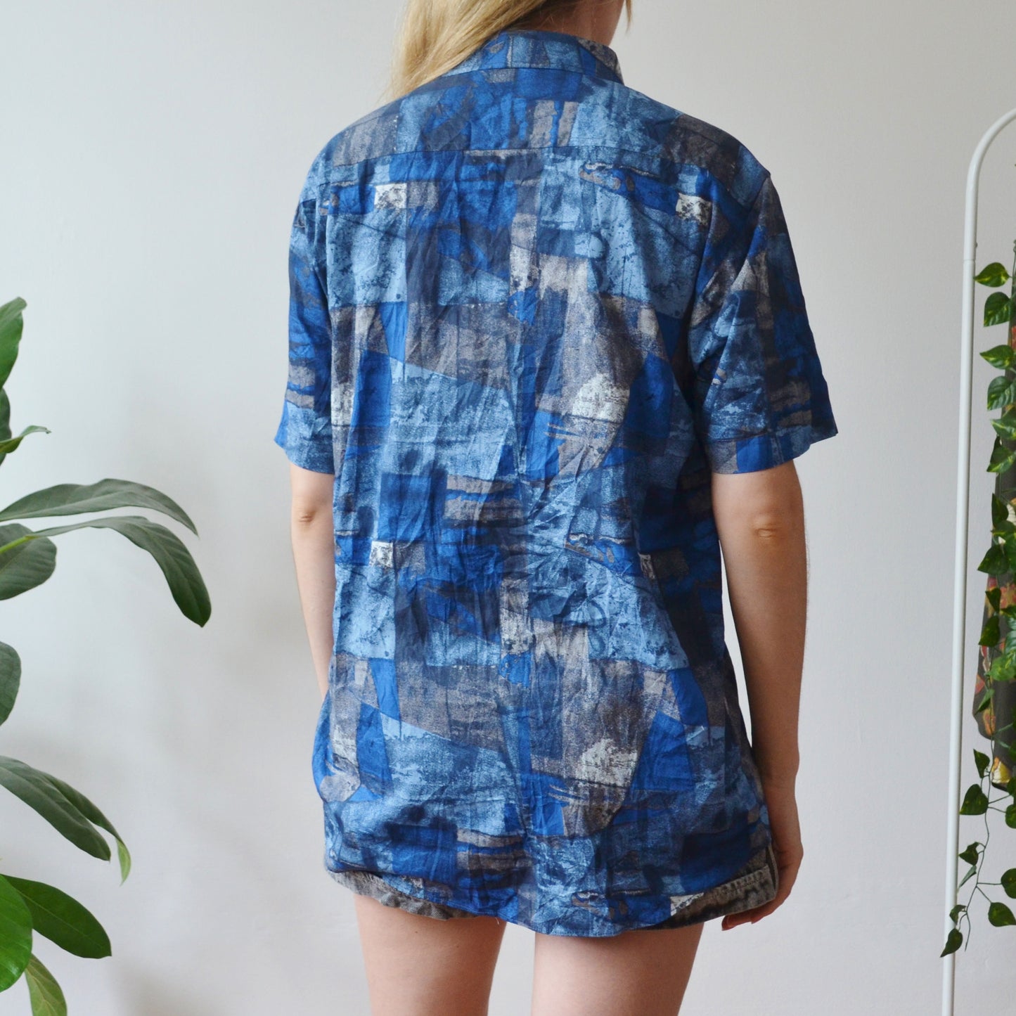 Blue abstract shirt L