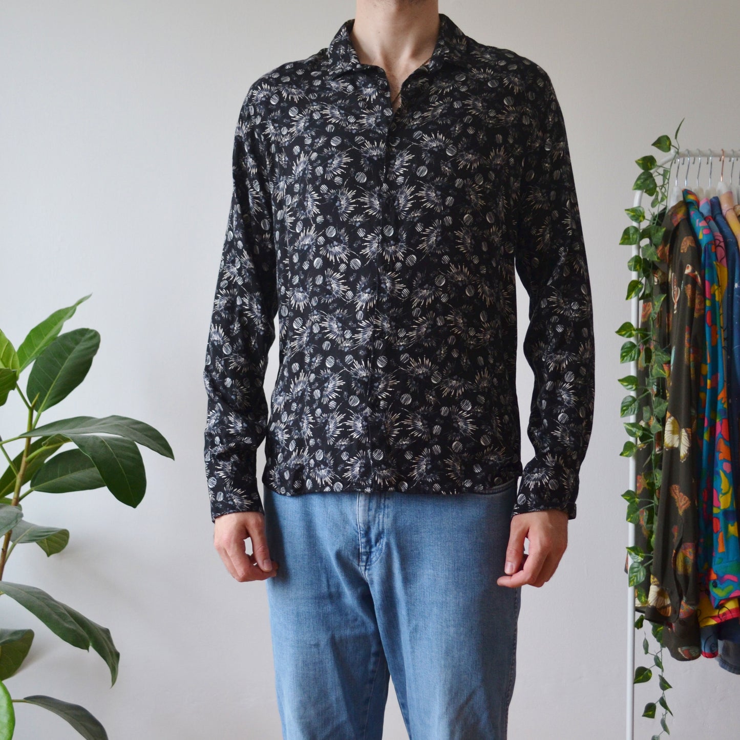 Abstract flower shirt M