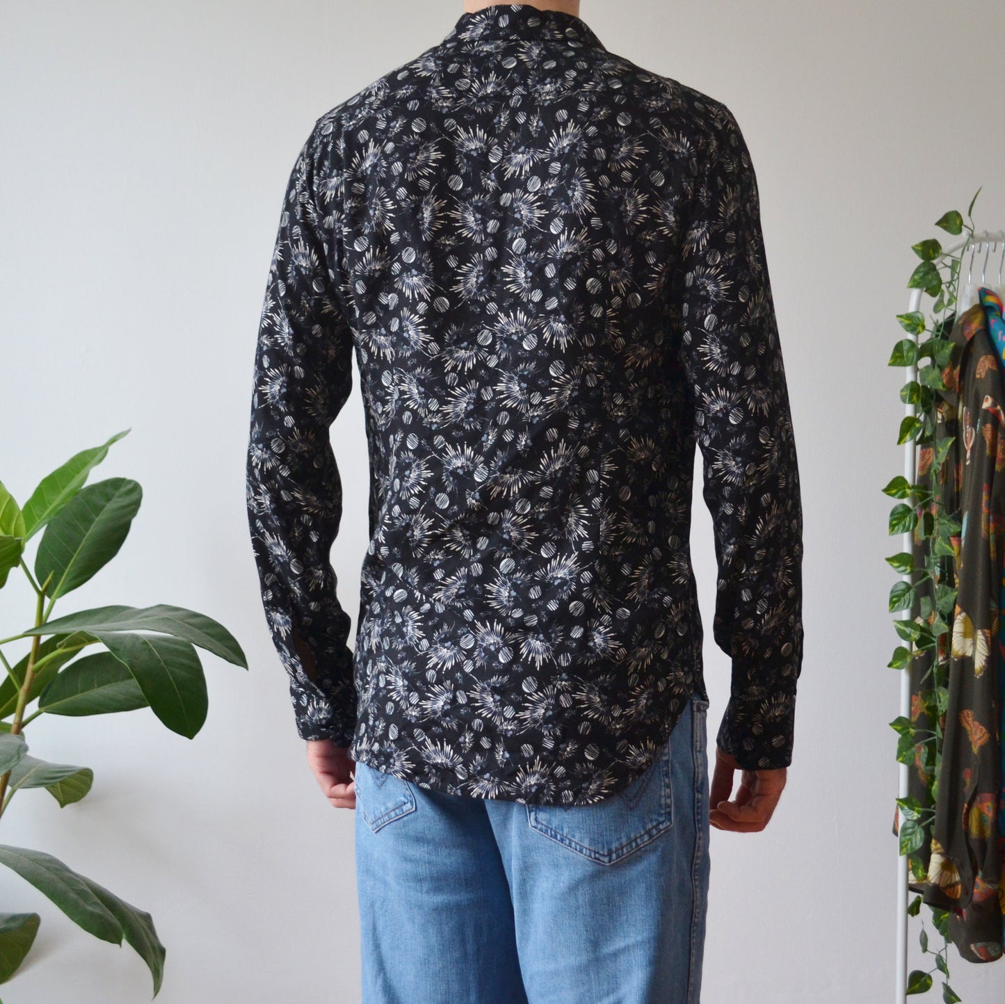 Abstract flower shirt M