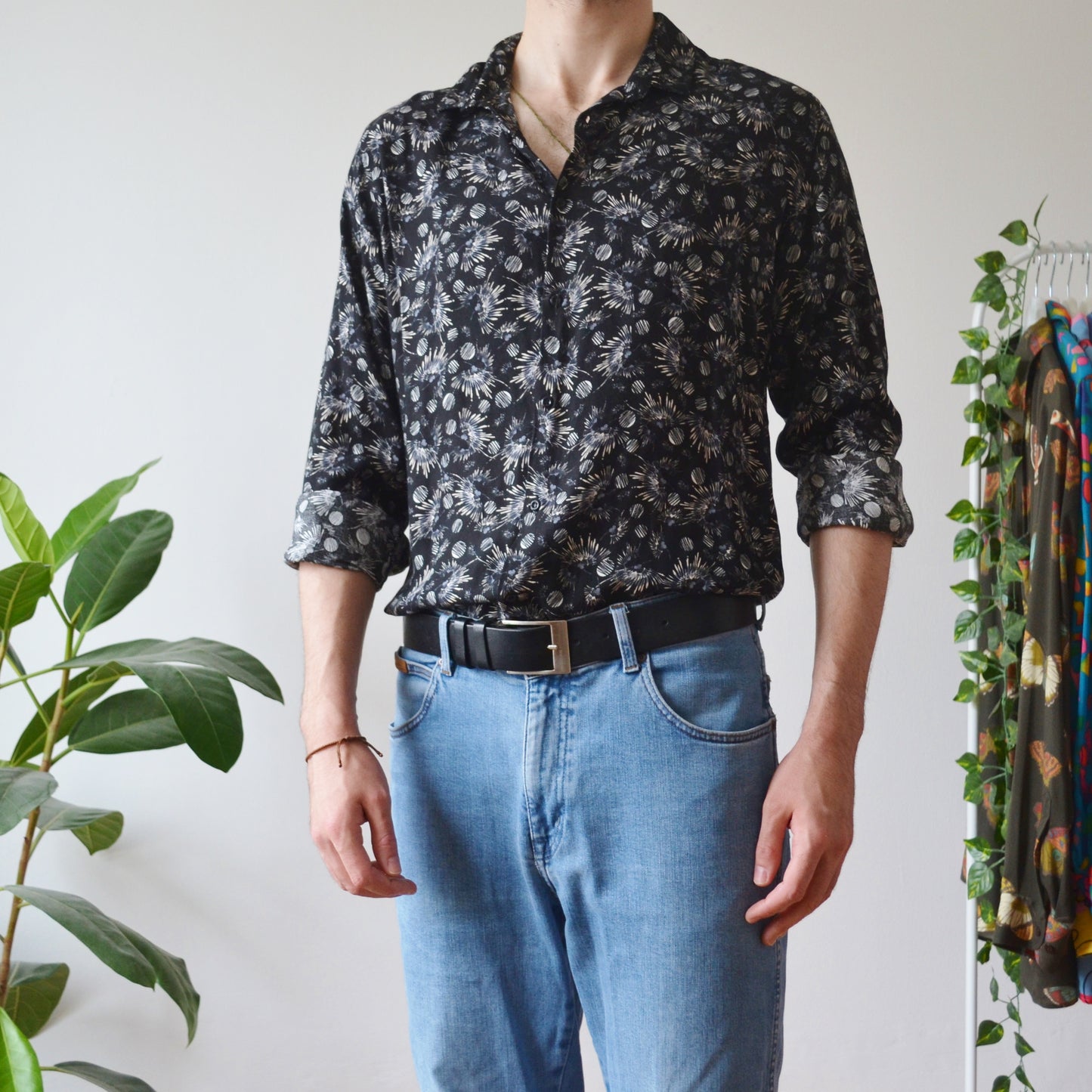 Abstract flower shirt M