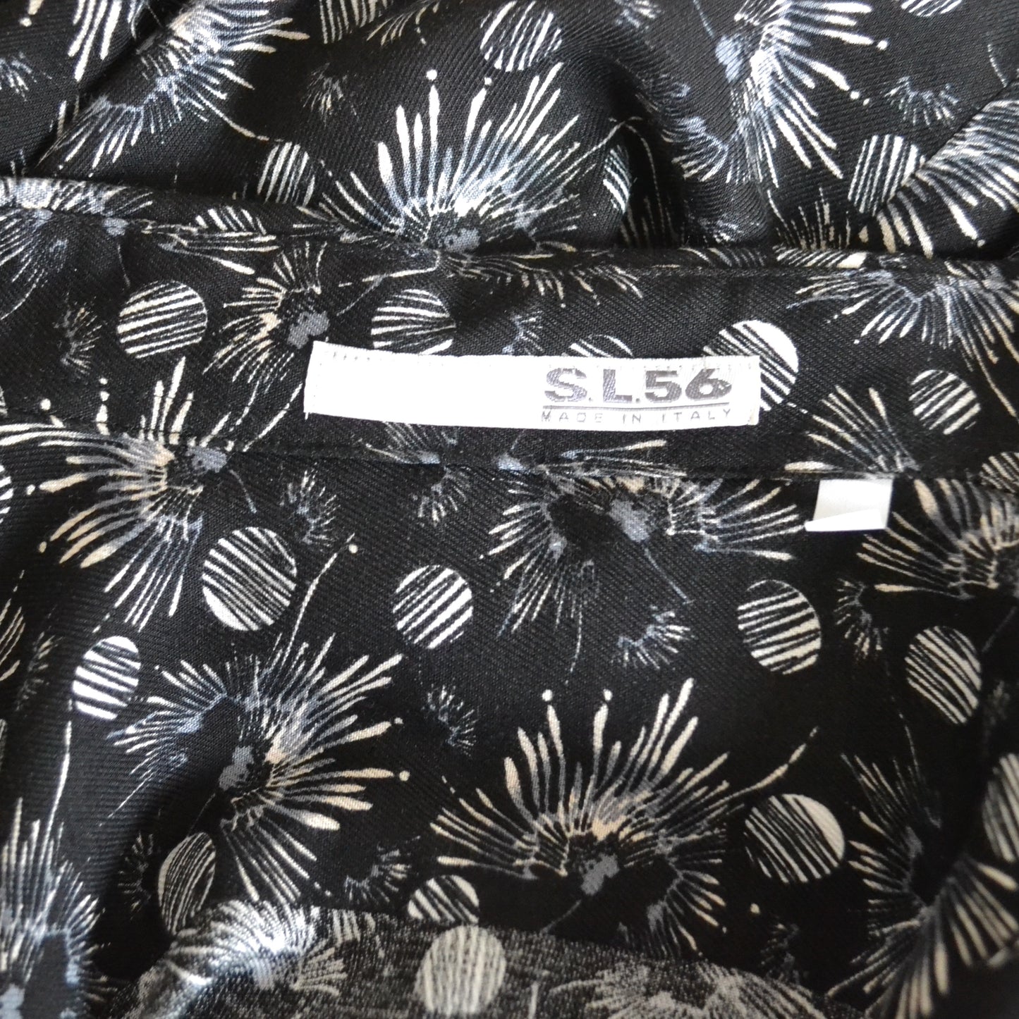 Abstract flower shirt M