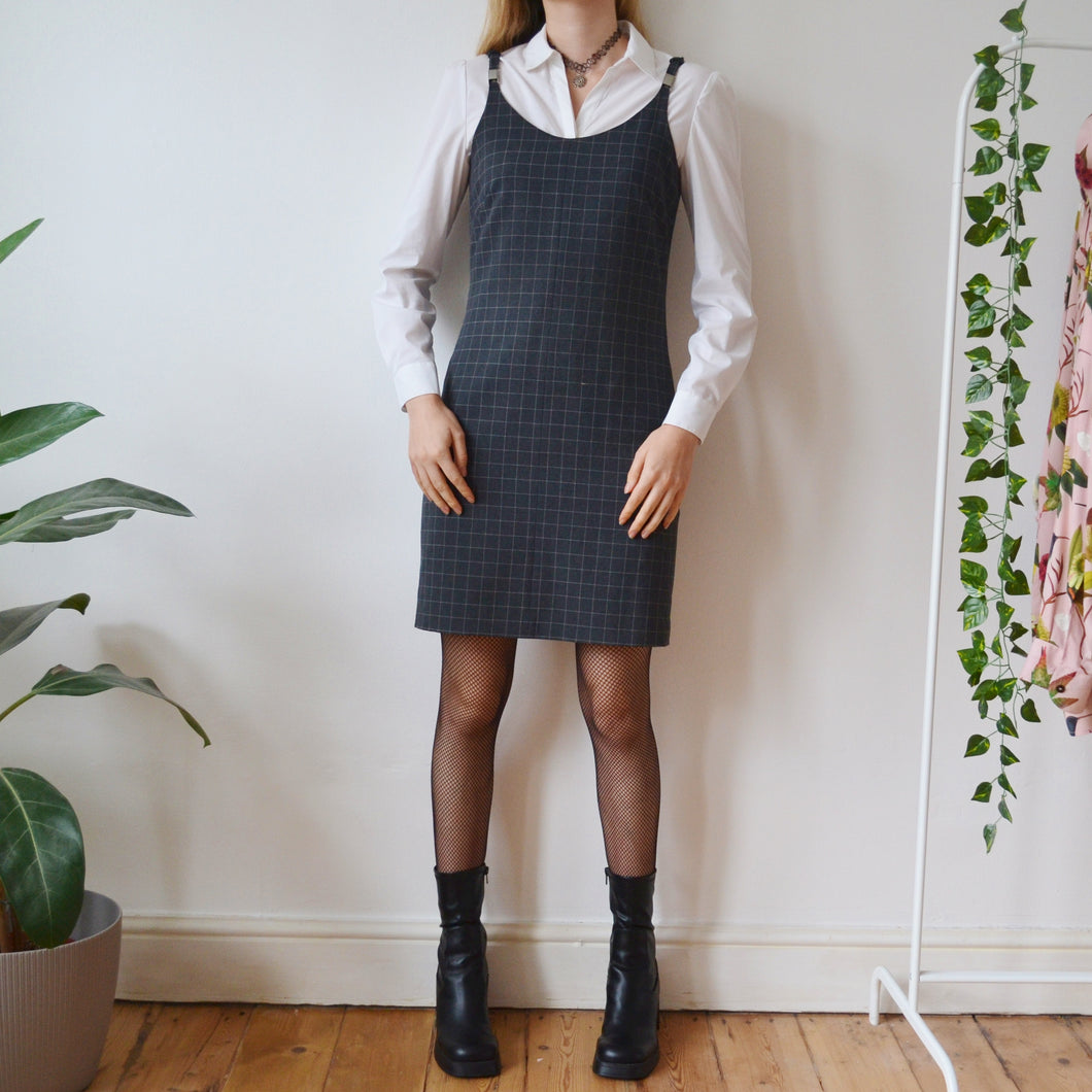 Check pinafore S