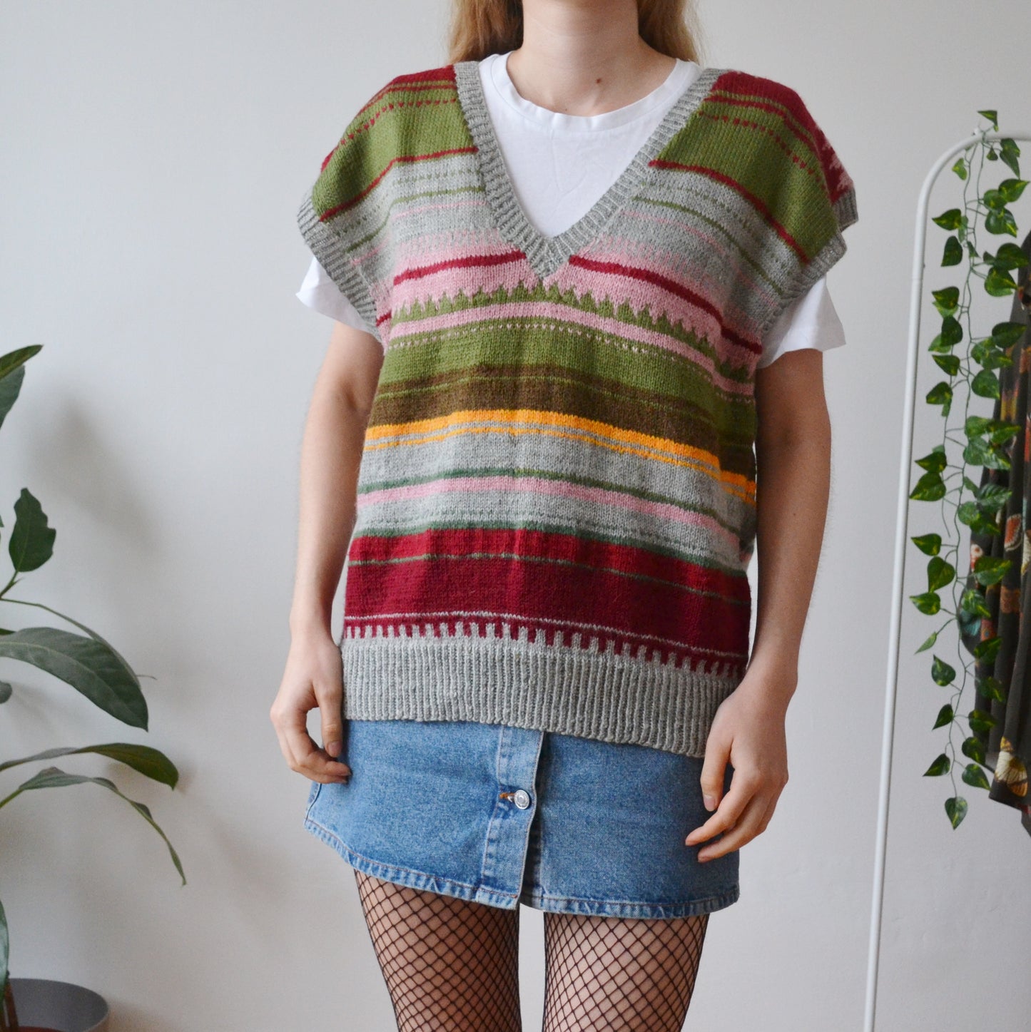 V neck sweater vest L