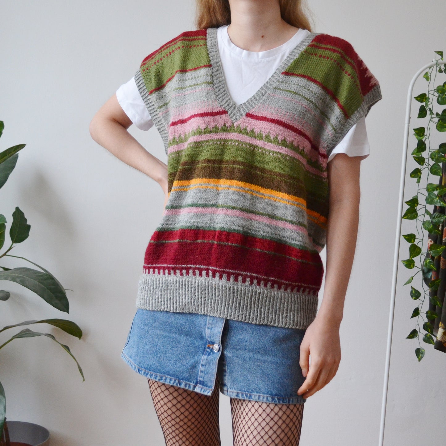 V neck sweater vest L