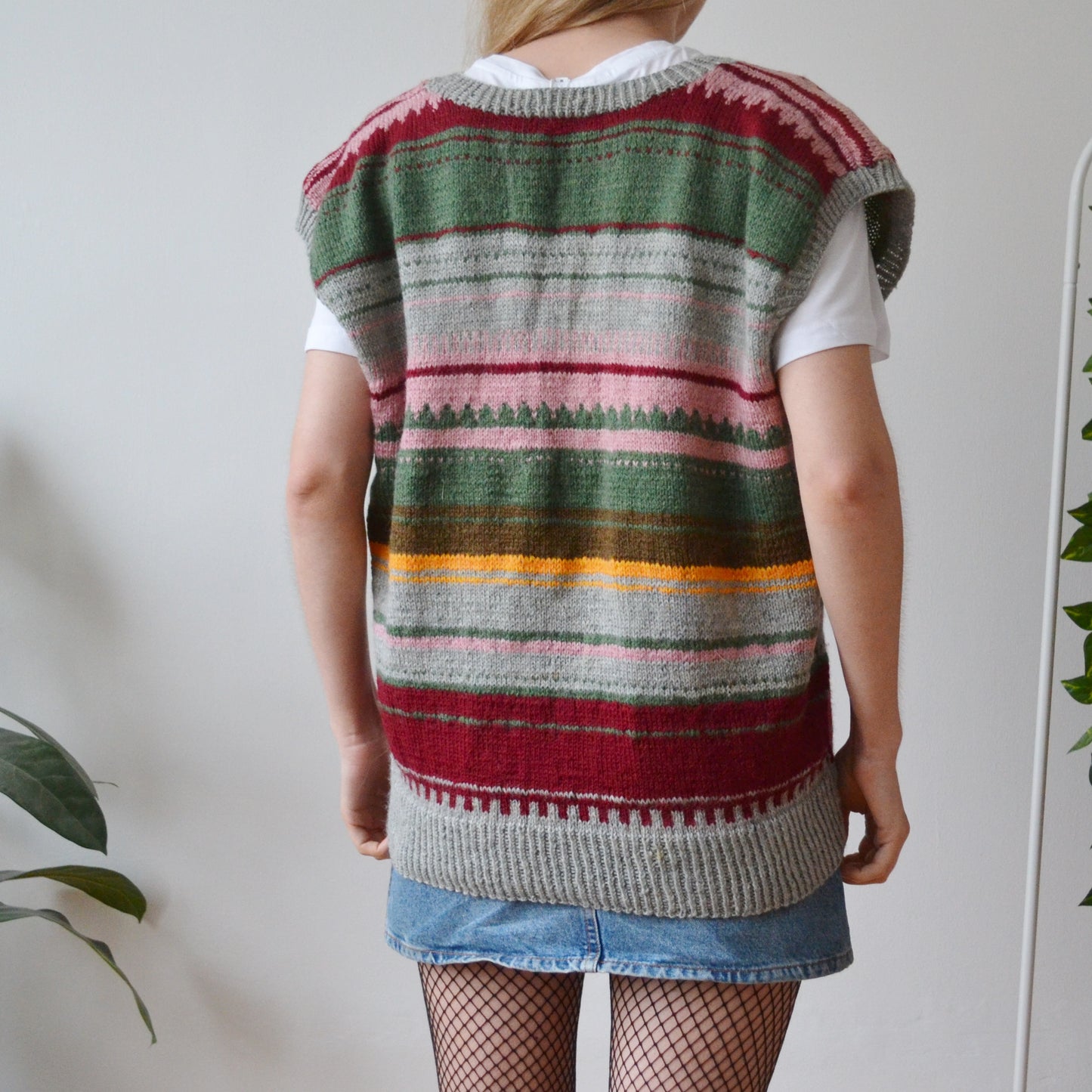 V neck sweater vest L